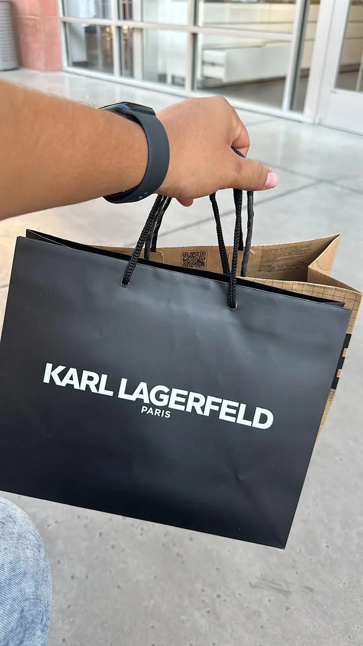 Bolsa de compras Karl Lagerfeld durante el recorrido