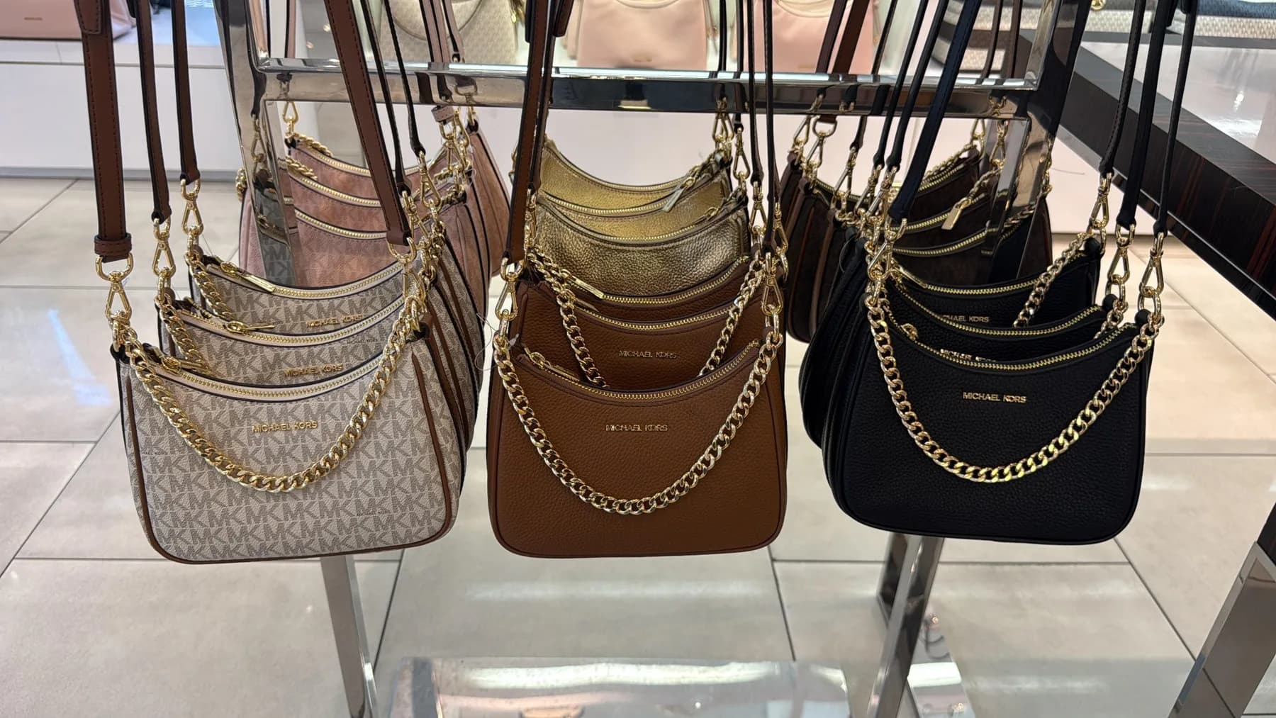 Bolsos Michael Kors en exhibición durante un recorrido en tienda